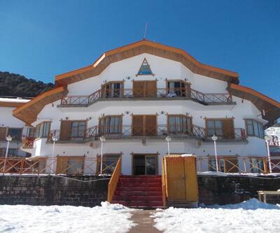 https://imgcld.yatra.com/ytimages/image/upload/t_hotel_yatra_city_desktop/v1432024867/Domestic Hotels/Hotel_Auli/Cliff Top Club/Overview.jpg